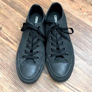 Black low top converse.